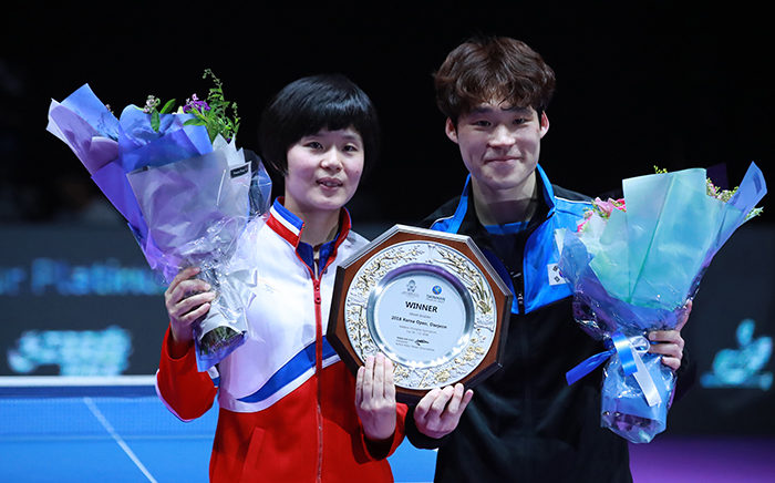 Cha Hyo-sim (izquierda) y Jang Woo-jin (derecha) posan para la foto después de ganar la medalla de oro en el Abierto Surcoreano Gira Mundial de Platino llevado a cabo en Daejeon del 17 al 22 de julio. | Yonhap News
